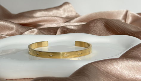 Bangle open goud met gegraveerde stenen